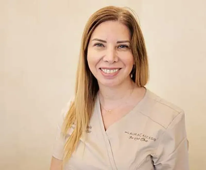 Dra Laura Caicedo, The Hair Clinic, Valencia, España - Photo 4
